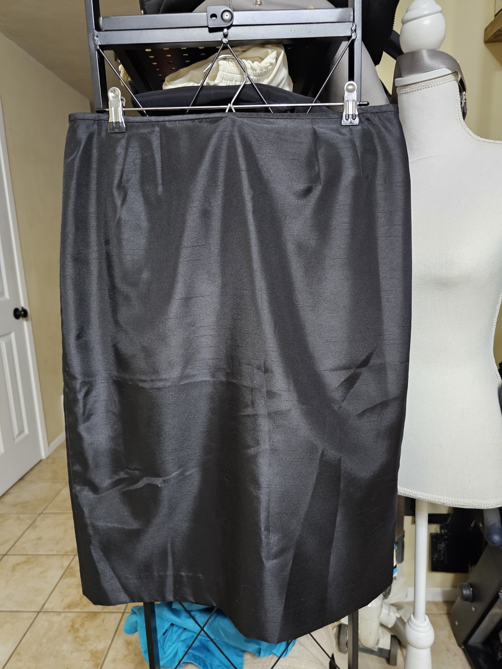 Le Suit Black Satin Pencil Skirt